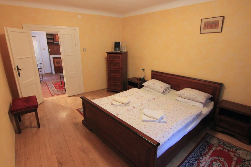 Appartamento Vlasska House At The 3 Swallows Praga